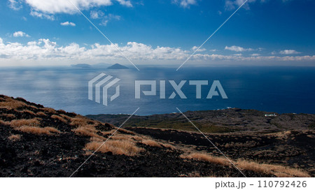 伊豆大島の冬　三原山トレッキング 110792426