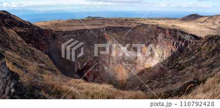 伊豆大島の冬 三原山トレッキング 伊豆大島の冬 三原山トレッキング 110792428