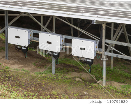 太陽光発電設備の架台とパワコン 太陽光発電設備の架台とパワコン 110792620