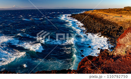 伊豆大島の冬　夕日に染まる海越しの富士の絶景　　　 110792750