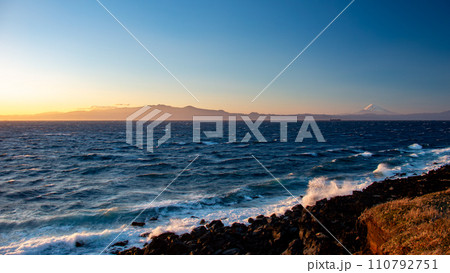 伊豆大島の冬 夕日に染まる海越しの富士の絶景 伊豆大島の冬 夕日に染まる海越しの富士の絶景 110792751