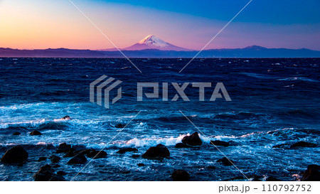 伊豆大島の冬　夕日に染まる海越しの富士の絶景　　　 110792752