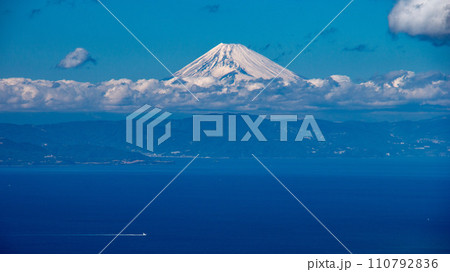 伊豆大島の冬　三原山から荒海越しの富士の絶景　 110792836