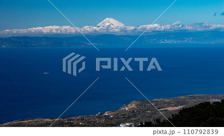 伊豆大島の冬　三原山から荒海越しの富士の絶景　 110792839