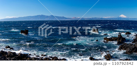 伊豆大島の冬 荒海越しの富士の絶景 伊豆大島の冬 荒海越しの富士の絶景 110792842