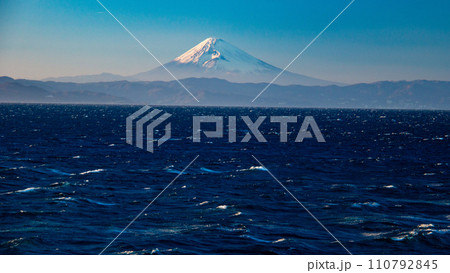伊豆大島の冬　荒海越しの富士の絶景　 110792845