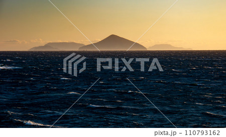 伊豆大島の冬 夕陽と海の絶景 利島、新島遠景 伊豆大島の冬 夕陽と海の絶景 利島、新島遠景 110793162
