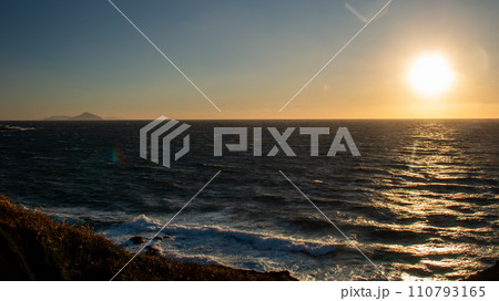 伊豆大島の冬　夕陽と海の絶景　利島、新島遠景　 110793165