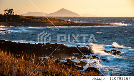 伊豆大島の冬 夕陽と海の絶景 利島、新島遠景  伊豆大島の冬 夕陽と海の絶景 利島、新島遠景  110793167
