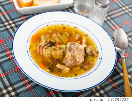 Soup with assorted mushrooms, vegetables and pork 110793727