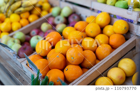 Box with organic oranges displayed for sale in greengrocery 110793770