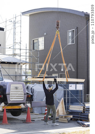 新築の屋根を取り付ける作業　建方 110793809