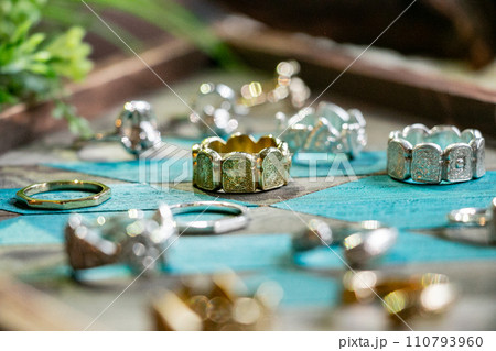おしゃれな指輪が並んだイメージ画像　ショップの素材 110793960