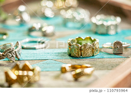 おしゃれな指輪が並んだイメージ画像　ショップの素材 110793964