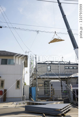新築の屋根を取り付ける作業　建方 110793999