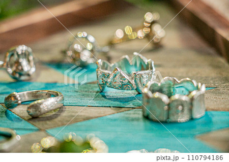 おしゃれな指輪が並んだイメージ画像　ショップの素材 110794186