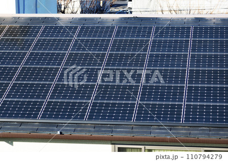 屋根に設置されたソーラーパネル 屋根に設置されたソーラーパネル 110794279