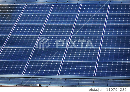 屋根に設置されたソーラーパネル 110794282