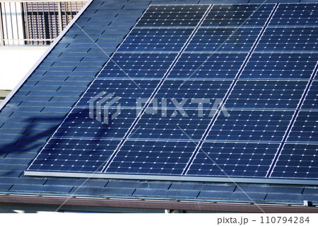 屋根に設置されたソーラーパネル 110794284