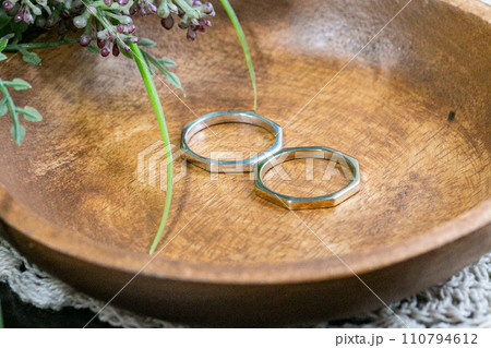 おしゃれな指輪が並んだイメージ画像　ショップの素材 110794612