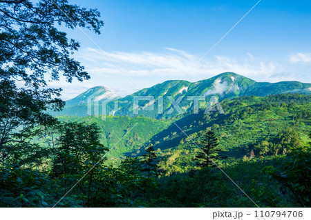 夏の火打山登山(登山道から望む焼山・影火打山・火打山) 夏の火打山登山(登山道から望む焼山・影火打山・火打山) 110794706