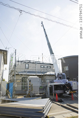 新築の屋根を取り付ける作業 建方 新築の屋根を取り付ける作業 建方 110794751