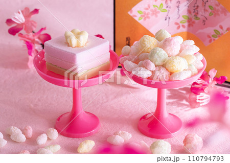 ひなあられと菱餅　雛祭りの食べ物イメージ素材 110794793