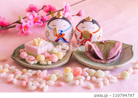 ひな祭り　お雛様と雛祭りの食べ物 110794797