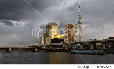 東京スカイツリーとアサヒグループ本社ビル、墨田区役所、吾妻橋が見える東京・浅草の隅田川沿い様子 東京スカイツリーとアサヒグループ本社ビル、墨田区役所、吾妻橋が見える東京・浅草の隅田川沿い様子 110795287