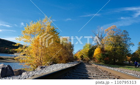 秋の景色　線路 110795313