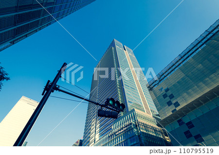 東京駅周辺再開発 八重洲南口付近 2024.01　a-3 暖色寒色強調 110795519