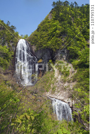 新緑の安の滝全景 110795531
