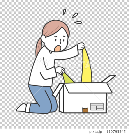 段ボールから何かを探す女性 110795545