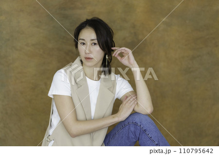 茶色いムラバックのロングヘアの若い女性のポートレート 110795642