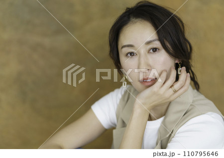 茶色いムラバックのロングヘアの若い女性のポートレート 茶色いムラバックのロングヘアの若い女性のポートレート 110795646