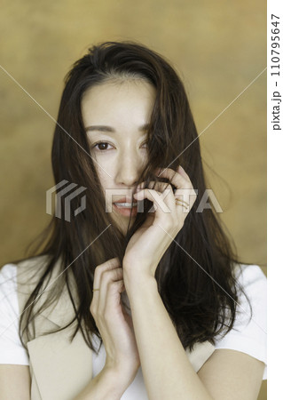 茶色いムラバックのロングヘアの若い女性のポートレート 縦位置 茶色いムラバックのロングヘアの若い女性のポートレート 縦位置 110795647