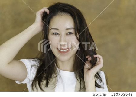 茶色いムラバックのロングヘアの若い女性のポートレート 茶色いムラバックのロングヘアの若い女性のポートレート 110795648