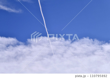 日本の横浜都市景観 脱コロナ…航空需要回復、新時代へ…。雲を抜け再び雲の中へ=令和6年1月19日 日本の横浜都市景観 脱コロナ…航空需要回復、新時代へ…。雲を抜け再び雲の中へ=令和6年1月19日 110795892