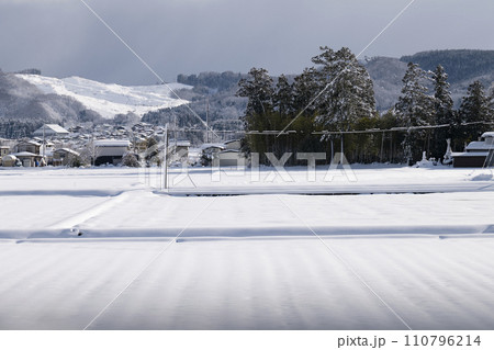 寒中の田んぼ 110796214
