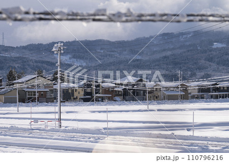 電線越しの田舎の雪景色 110796216