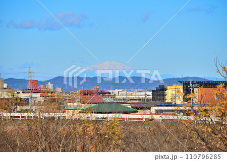 《愛知県》名古屋市北区ふれあい橋から見た冠雪の御嶽山 110796285