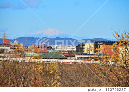 《愛知県》名古屋市北区ふれあい橋から見た冠雪の御嶽山 110796287