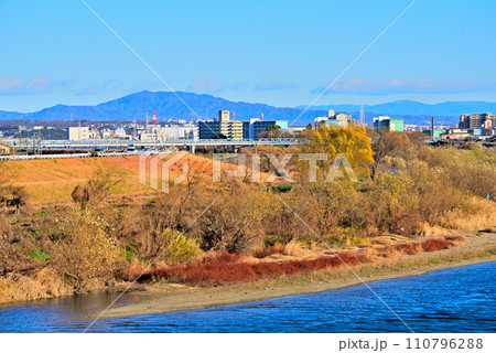 《愛知県》名古屋市北区ふれあい橋から見た庄内川 《愛知県》名古屋市北区ふれあい橋から見た庄内川 110796288