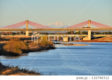 《愛知県》夕焼けに染まる御岳山と名古屋高速赤トンボ橋 《愛知県》夕焼けに染まる御岳山と名古屋高速赤トンボ橋 110796312