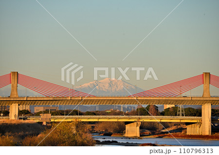 《愛知県》夕焼けに染まる御岳山と名古屋高速赤トンボ橋 《愛知県》夕焼けに染まる御岳山と名古屋高速赤トンボ橋 110796313