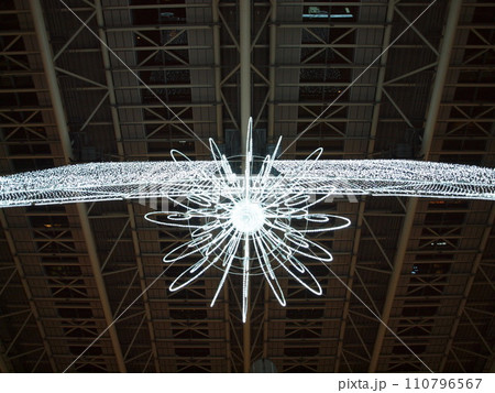 高い天井から吊るされたイルミネーション 高い天井から吊るされたイルミネーション 110796567