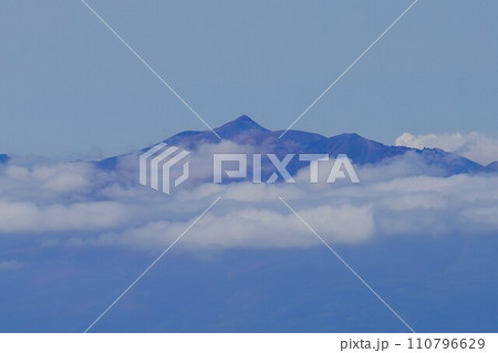 ニぺソツ山頂上からの十勝岳 110796629