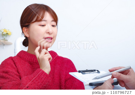 歯医者の診察室で診察を受ける女性 110796727