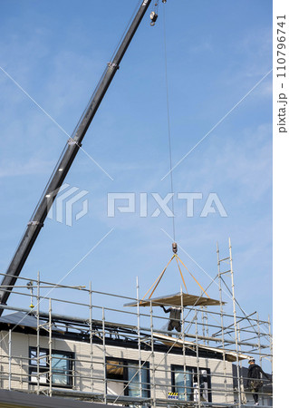 新築の屋根を取り付ける作業　建方 110796741