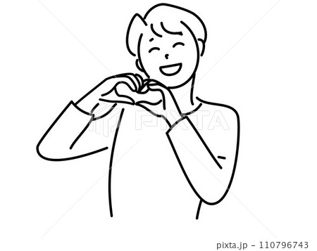 ハンドサインでハートをつくる笑顔の男性 110796743